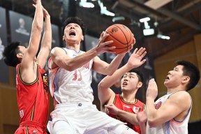 激烈对抗在场上上演，球员们拼尽全力()