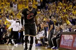 骑士在客场逆转胜出，主帅被称赞战术高明()