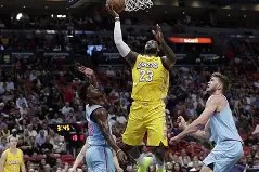 热火队在客场胜出，积极追赶前面的球队()