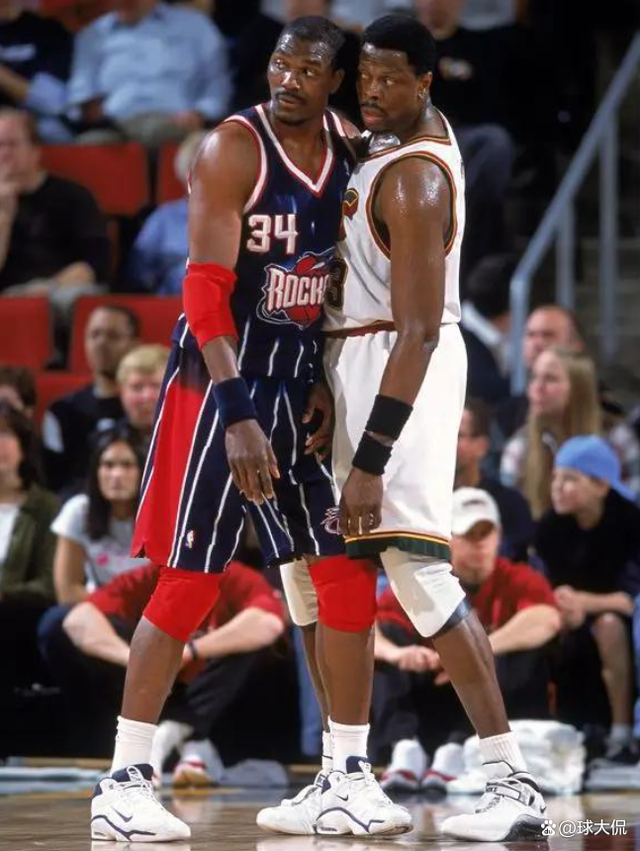 开云体育在线-尼斯球员受伤，主教练调整阵容迎接挑战()  第1张