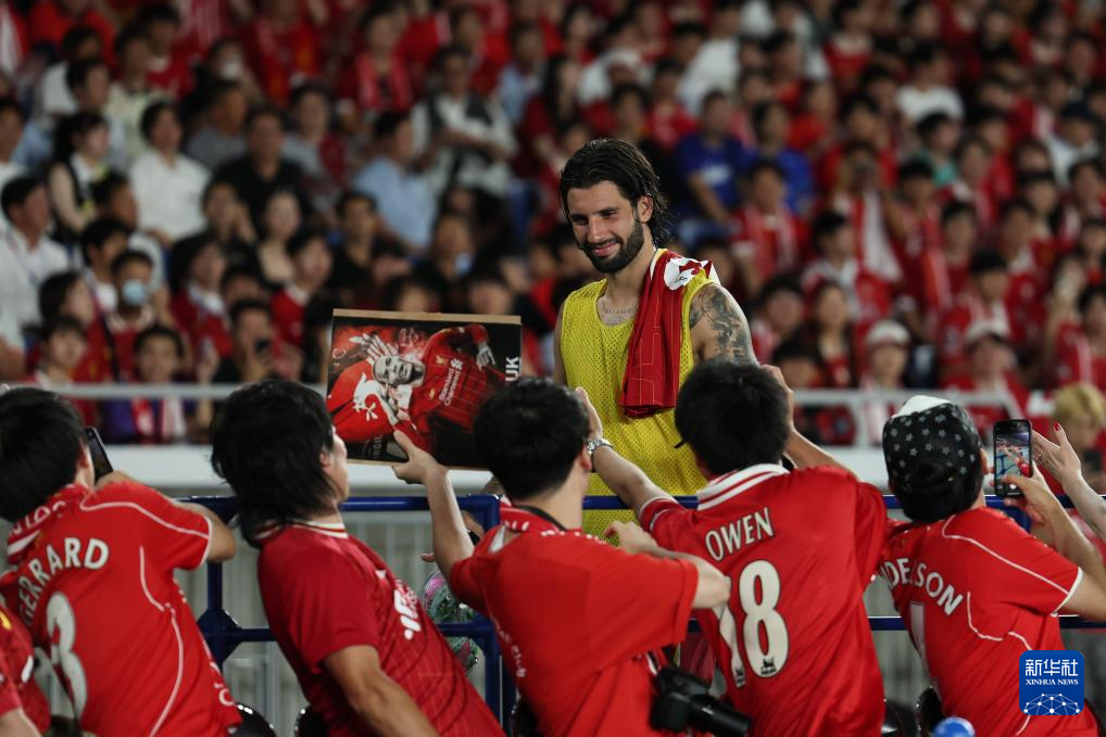 开云体育app-利物浦球员破门得分,赢得球迷喝彩() 第1张 开云体育app-利物浦球员破门得分,赢得球迷喝彩() 第1张