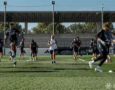 kaiyun(中国)官方网站-战术的较量：两位教练在场边互相博弈()  第1张