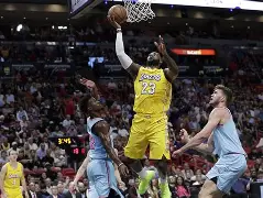 热火队在客场胜出，积极追赶前面的球队()  第1张