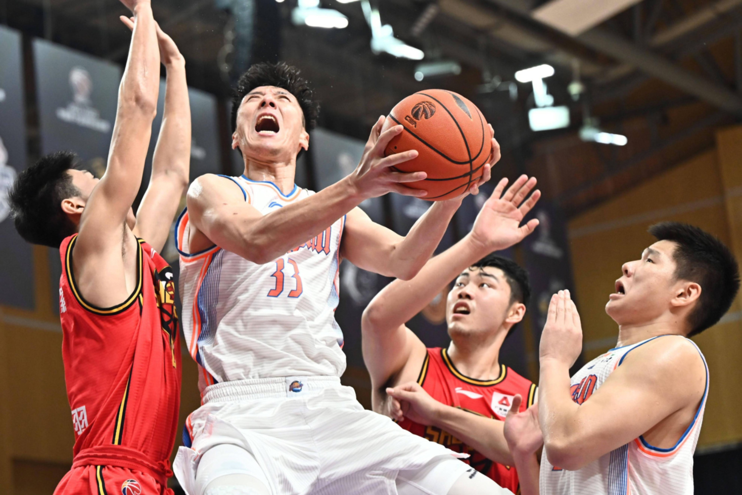 激烈对抗在场上上演，球员们拼尽全力()  第1张